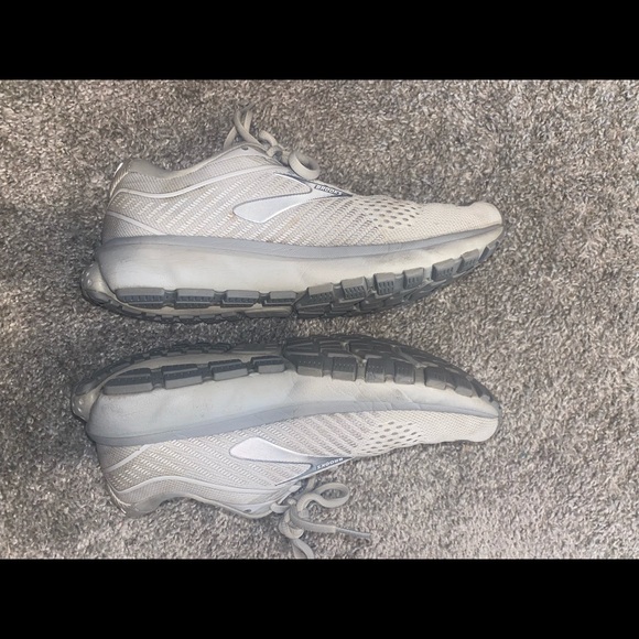 Brooks ghost -white- size 7.5 - Picture 2 of 4
